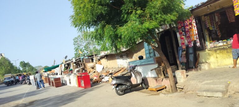 झीलों की नगरी उदयपुर की खूबसूरती पर बड़ा सवाल: रेलवे स्टेशन के सामने 30 साल से जमी झुग्गी-बस्ती, निगम और सत्ता के सामने अब भी चुनौती